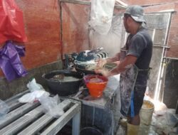 Usai Lebaran, Warga Serbu Tempat Penggilingan Daging di Mamuju