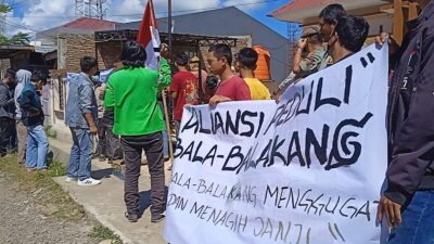 Gegara Tak Difungsikan, Rumah Singgah Pelajar Balabalakang Disegel Massa