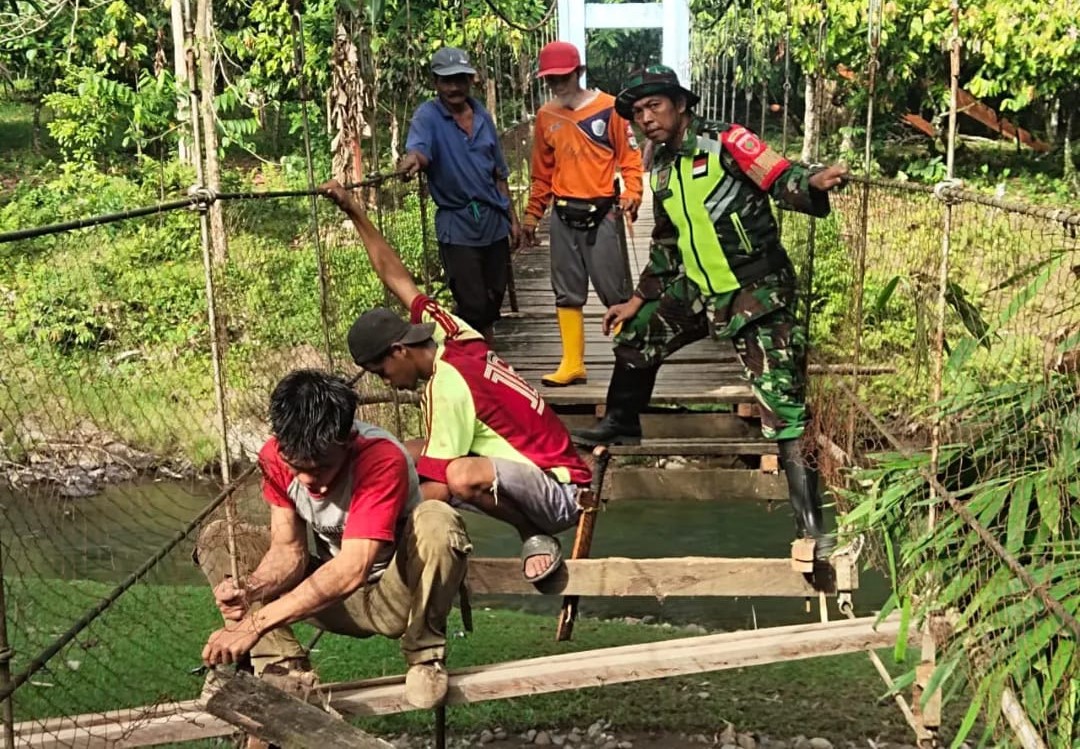 Babinsa Kodim 1402/Polman dan Warga Bergotong-Royong Perbaiki Jembatan Gantung