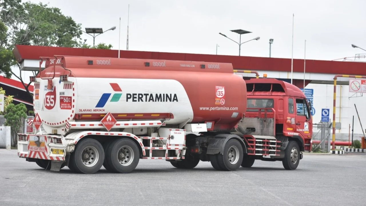 Kuras 324 Liter BBM Pertalite di Jalan, Dua Sopir Truk Tangki Pertamina Ditangkap di Polman