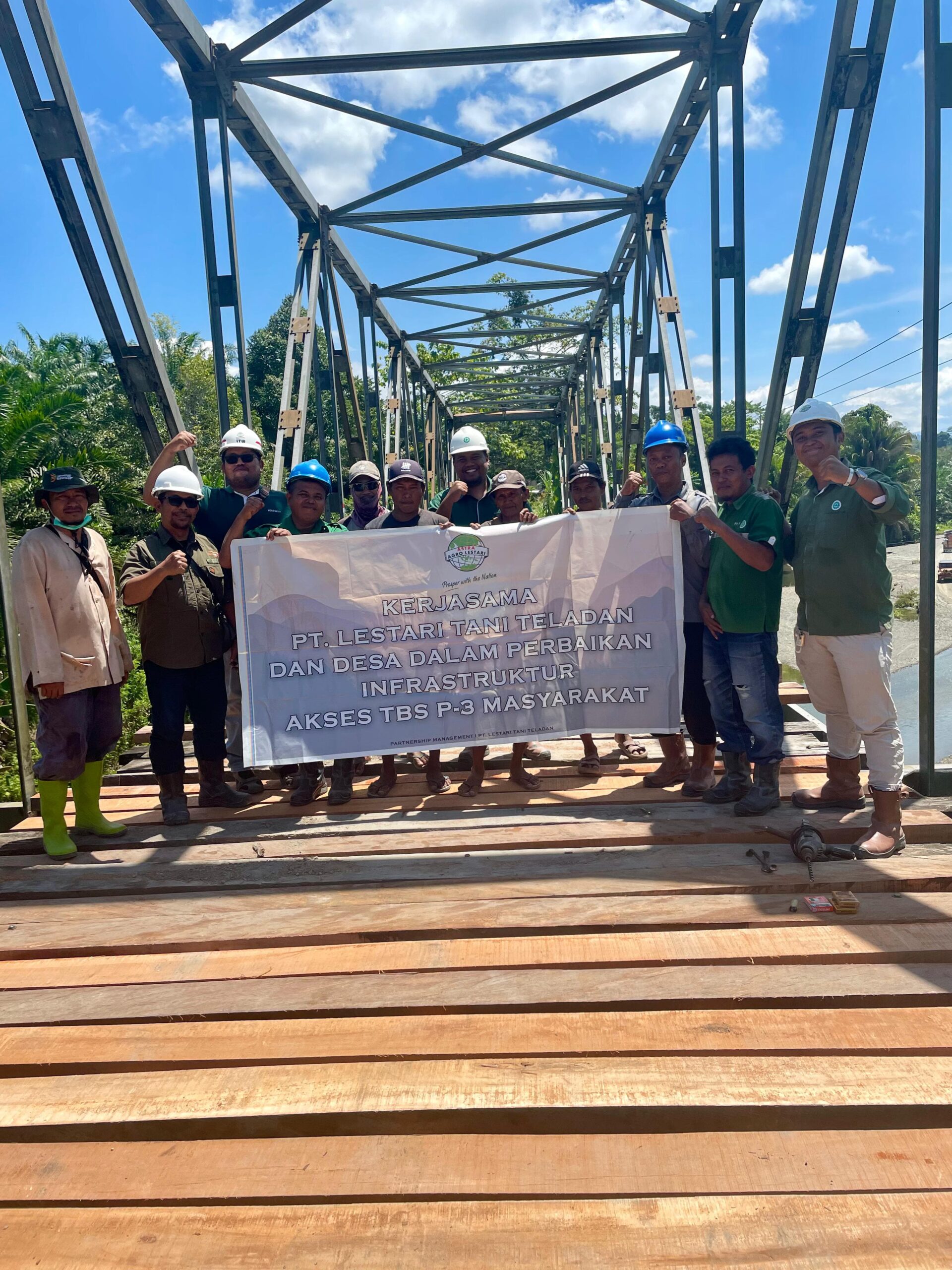 Tim Kemitraan PT LTT Perbaiki Jembatan Desa Minti Makmur, Ini Tujuan