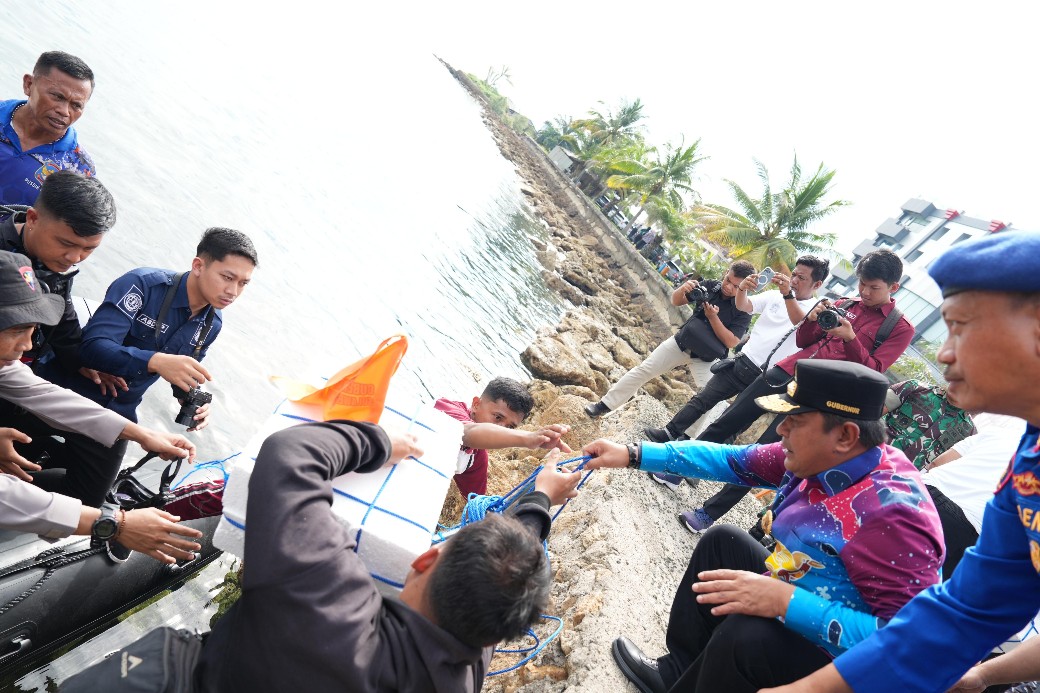 Kolaborasi Pemprov dan Polda Sulbar Sebarkan Rumpon di Teluk Mamuju